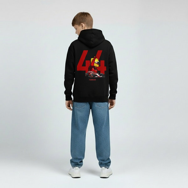 Sweat F1 enfant Lewis Hamilton noir – visuel casque et monoplace SF-25 en pleine action