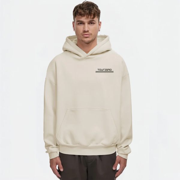 Homme en hoodie beige TOURISMO, vu de face, mains détendues, style épuré et élégant