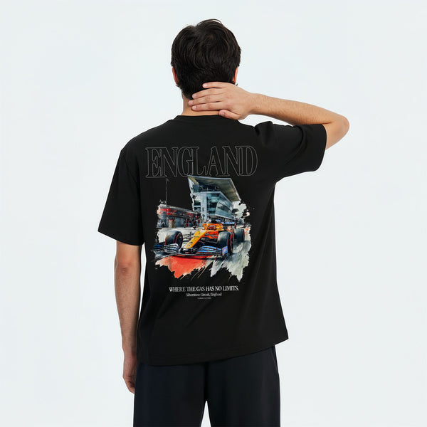 T-shirt noir ENGLAND avec une voiture de Formule 1 orange sur le dos, homme de dos main sur la tête