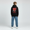 Sweat à capuche noir Charles Leclerc enfant vu de dos, visuel numéro 16 rouge et logo Ferrari imprimé en contraste, capuche sur la tête, fond gris studio.