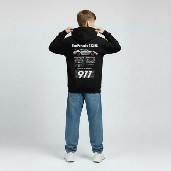 Sweat noir Porsche GT3 RS pour enfant vu de dos, design typographique inspiré des fiches techniques Porsche