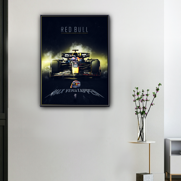 Toile murale F1 Max Verstappen Red Bull, monoplace RB19 en lumière dorée, accrochée dans un intérieur moderne