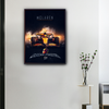 Toile murale F1 Oscar Piastri x McLaren, monoplace orange éclairée en ambiance dorée, accrochée dans un intérieur moderne
