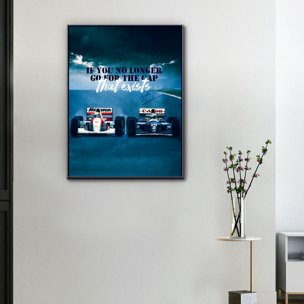 Toile F1 Ayrton Senna L’Ouverture ou Rien accrochée dans un salon moderne avec cadre noir