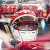 Affiche Charles Leclerc gros plan casque Ferrari, regard concentré dans la monoplace F1