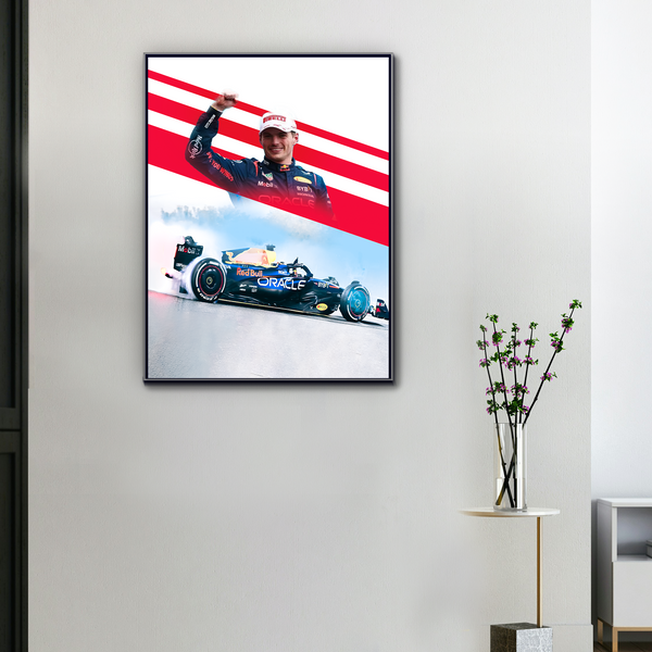 Toile F1 Max Verstappen Le Drift de Monza accrochée dans un salon moderne avec cadre noir