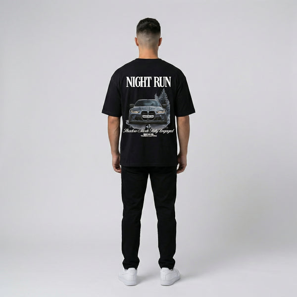 T-shirt BMW M4 Night Run noir porté, vue de dos en entier, imprimé arrière visible
