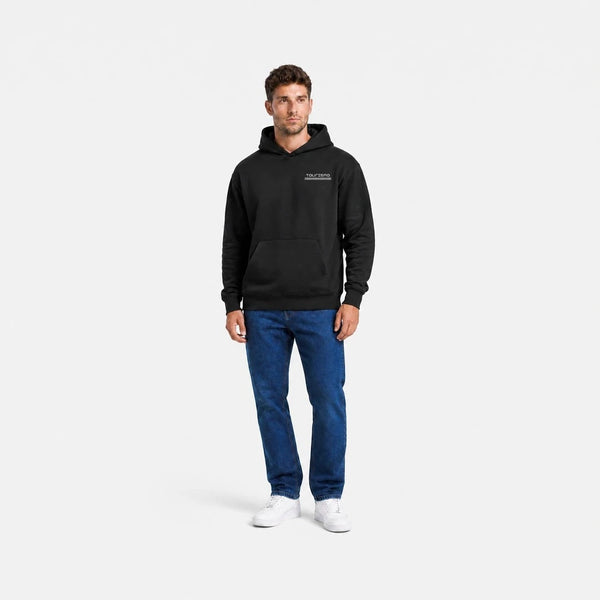 Sweat Datsun 510 noir vu de face en plan large avec logo Tourismo
