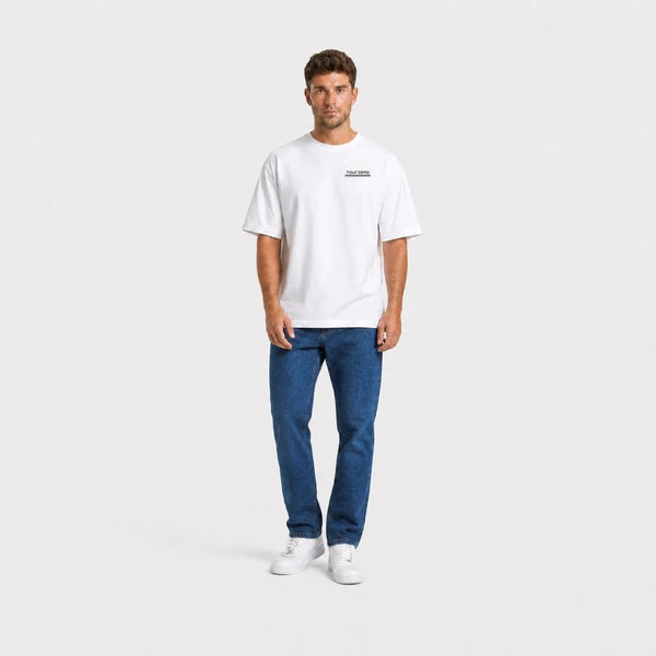 T-shirt F1 Alain Prost Légende blanc vu de face en plan large avec logo Tourismo