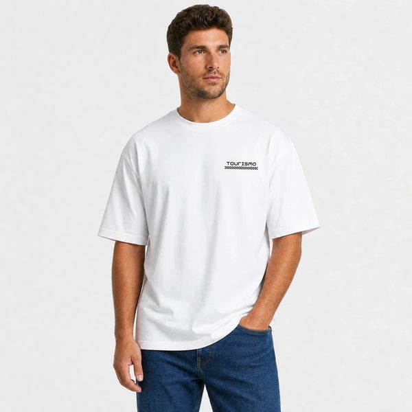 T-shirt F1 Alain Prost Légende blanc vu de face en plan rapproché avec logo Tourismo