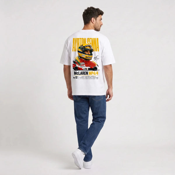 T-shirt F1 Ayrton Senna blanc porté de dos en plan large avec print Signature
