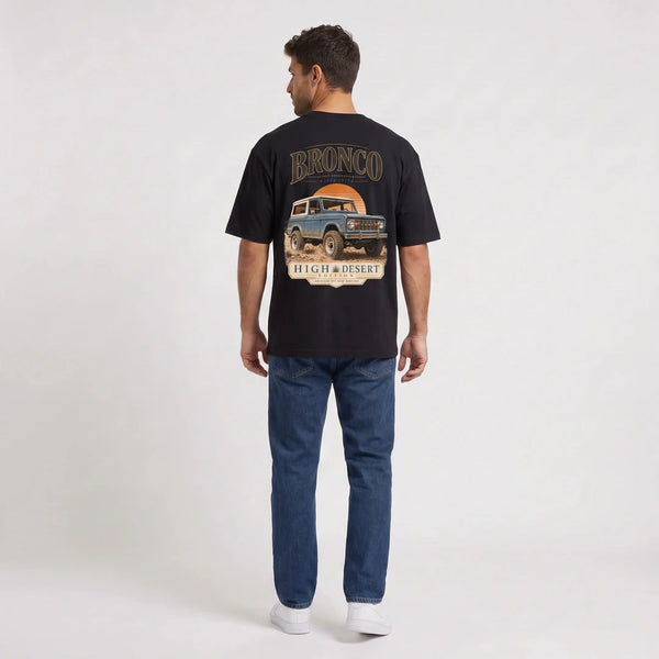 T-shirt Ford Bronco First Generation noir porté de dos en plan large avec print High Desert Edition