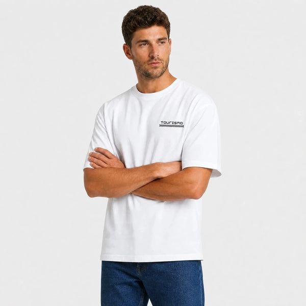T-shirt F1 Isack Hadjar Signature blanc vu de face en plan rapproché avec logo Tourismo