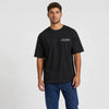 T-shirt F1 Isack Hadjar Signature noir vu de face en plan rapproché avec logo Tourismo