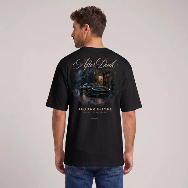 T-shirt Jaguar F-Type After Dark noir porté de dos avec visuel urbain
