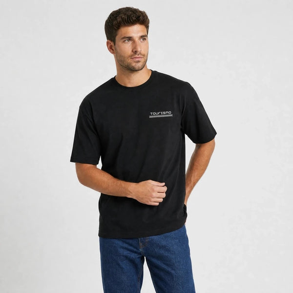T-shirt Tesla Cybertruck Raw Future noir vu de face en plan rapproché avec logo Tourismo