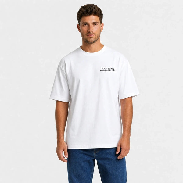 T-shirt Toyota Land Cruiser Fj40 Built Beyond Roads blanc vu de face en plan rapproché avec logo Tourismo