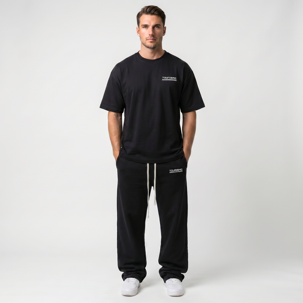 T-shirt noir oversize Tourismo Clothing porté en full look avec logo poitrine blanc