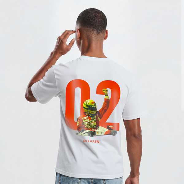 T-shirt blanc Ayrton Senna avec numéro 02 et visuel du pilote brésilien levant le poing, imprimé dans le dos avec la McLaren