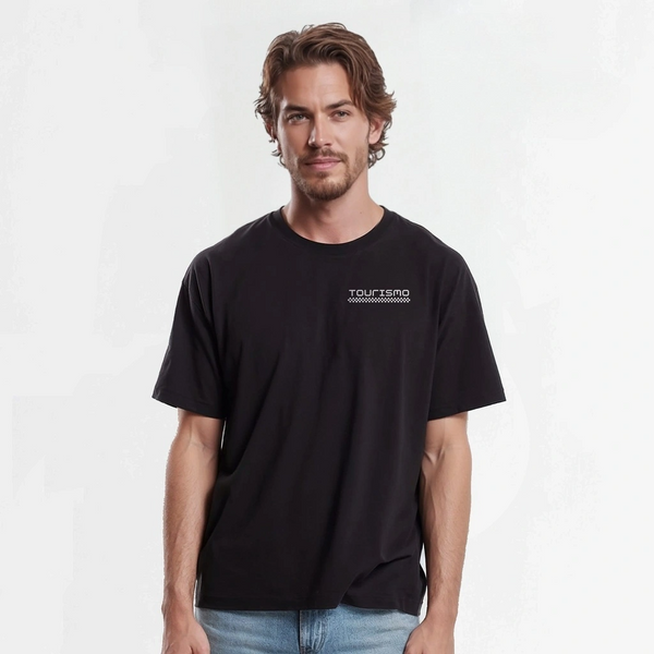 T-shirt noir Wrangler 4XE, logo sur la poitrine, mannequin de face