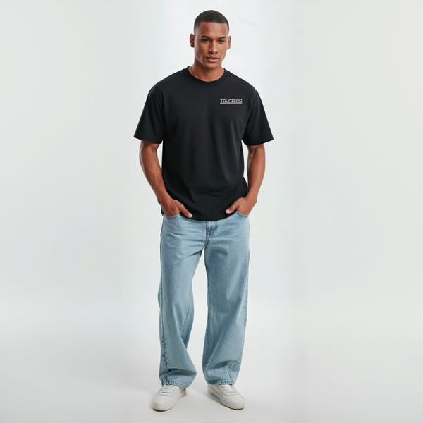 T-shirt noir Max Verstappen, vue de face en pied sur mannequin en jean clair et baskets blanches