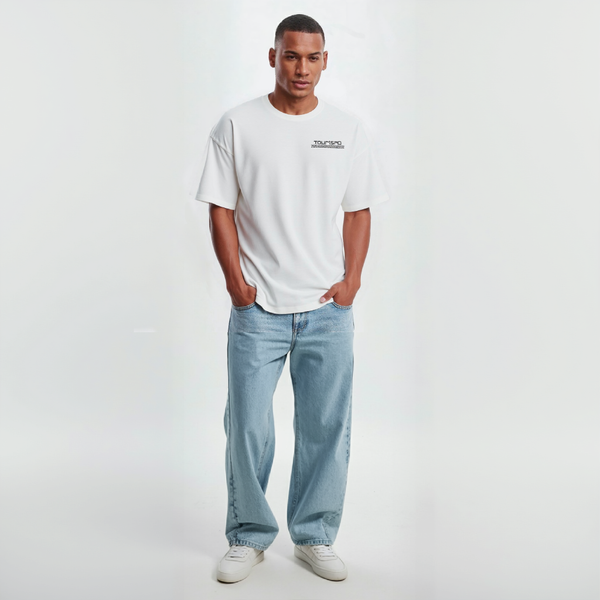 T-shirt blanc Spa Grand Prix, vue de face en pied sur mannequin en jean clair et baskets blanches