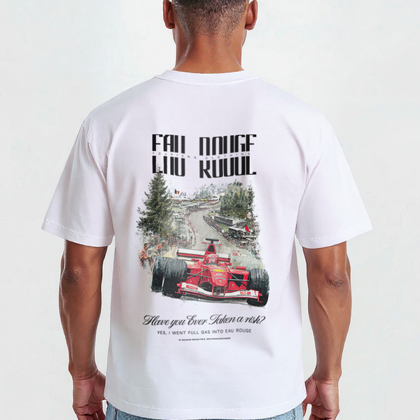 T-shirt blanc Spa Grand Prix, gros plan sur le design Eau Rouge avec monoplace rouge sur le circuit