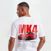 Gros plan du T-shirt blanc Toyota Supra MK4 avec inscription 2JZ oversize et Supra rouge