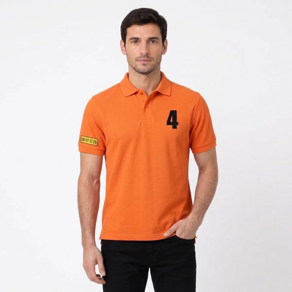 Homme portant le polo orange Lando Norris, cadré en buste, 4 et plaque de manche visibles