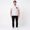 Homme portant le polo blanc Lewis Hamilton, vu de face en pied