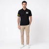 Homme portant le polo noir Lewis Hamilton, vu de face en pied