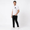 Homme portant le polo blanc Charles Leclerc, vu de face en pied