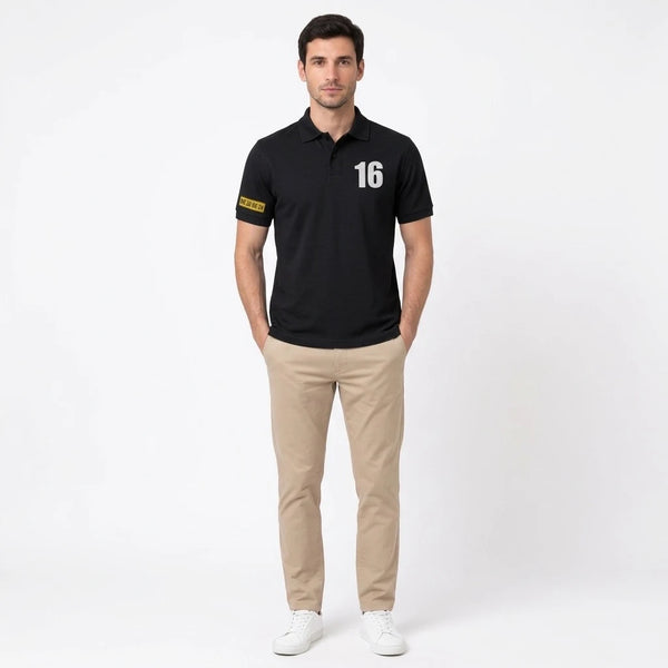 Homme portant le polo noir Charles Leclerc, vu de face en pied