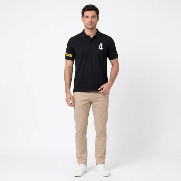 Homme portant le polo noir Lando Norris, vu de face en pied