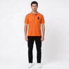 Homme portant le polo orange Lando Norris, vu de face en pied