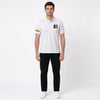 Homme portant le polo blanc Oscar Piastri, vu de face en pied
