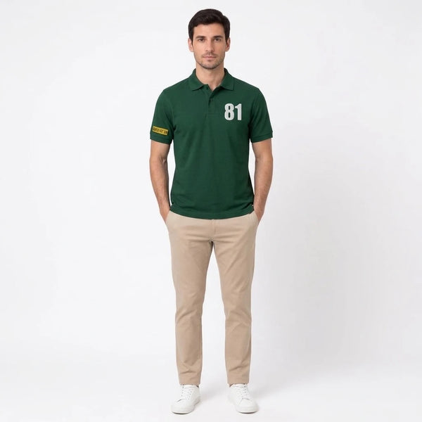 Homme portant le polo vert bouteille Oscar Piastri, vu de face en pied