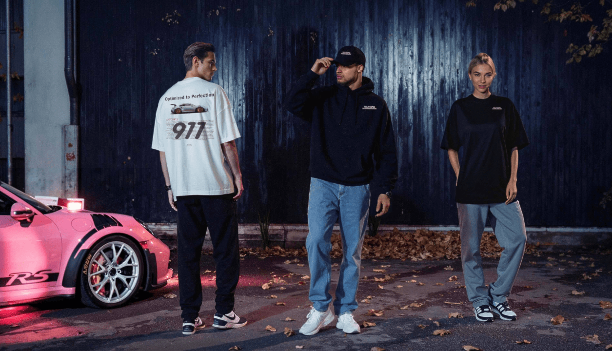 Des vêtements de voitures portés sur l'équipe Tourismo Clothing