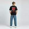 Gros plan sur le flocage rouge #16 Ferrari au dos du t-shirt noir enfant