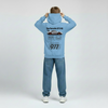 Enfant avec capuche relevée portant un hoodie Porsche GT3 RS bleu ciel, visuel dos masqué