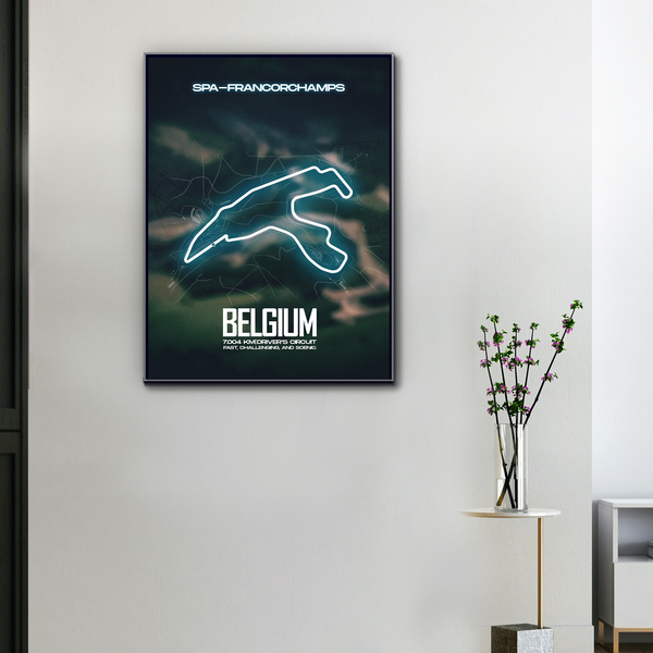 Toile murale circuit F1 Spa-Francorchamps Belgique, tracé bleu lumineux sur fond sombre, accrochée dans un intérieur moderne avec plante décorative