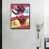 toile murale F1 Carlos Sainz accrochée dans un salon sur fond drapeau espagnol