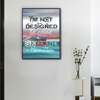 Toile Lewis Hamilton "I’m Not Designed to Come Second" accrochée dans un salon moderne avec cadre noir