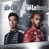 Toile Silver Blades Russell x Hamilton accrochée au mur avec cadre noir, design métallique et sombre inspiré de Mercedes