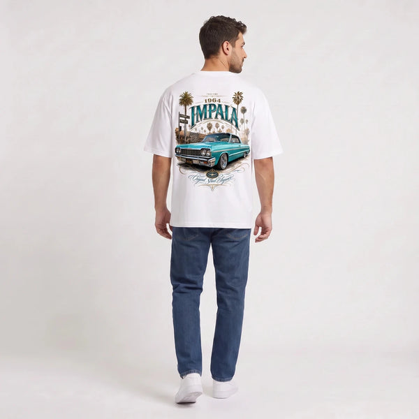 T-shirt Chevrolet Impala 1964 Original Street Elegance blanc porté de dos en plan large