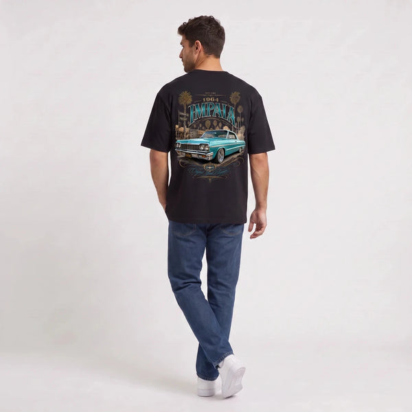 T-shirt Chevrolet Impala 1964 Original Street Elegance noir porté de dos en plan large