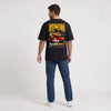 T-shirt F1 Ayrton Senna noir porté de dos en plan large avec print Signature
