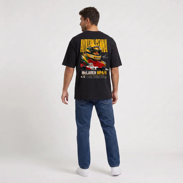 T-shirt F1 Ayrton Senna noir porté de dos en plan large avec print Signature