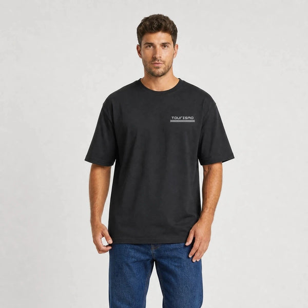 T-shirt F1 Ayrton Senna Signature noir vu de face en plan rapproché avec logo Tourismo