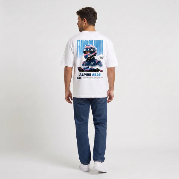 T-shirt F1 Franco Colapinto blanc porté de dos en plan large avec print Signature
